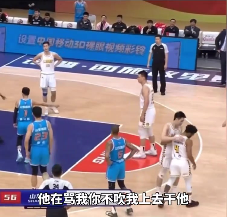 被庫(kù)克罵毛了？高詩(shī)巖對(duì)裁判說：他再罵我你不吹，我就上去干他！（高詩(shī)巖對(duì)新疆）